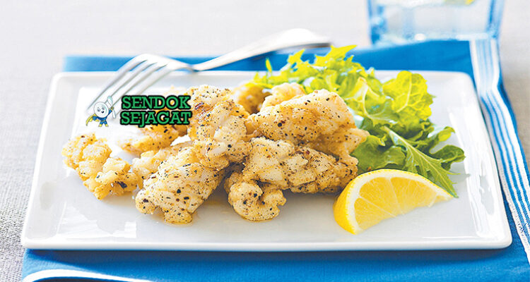 Australian Salt and Pepper Squid dengan saus aioli dan garnish peterseli
