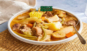 Sancocho Kolombia dengan daging dan pisang raja dalam kaldu gurih