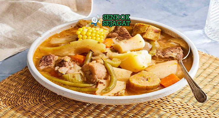 Sancocho Kolombia dengan daging dan pisang raja dalam kaldu gurih