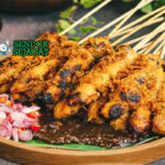 Sate Klopo Surabaya dengan taburan kelapa goreng dan sambal kacang