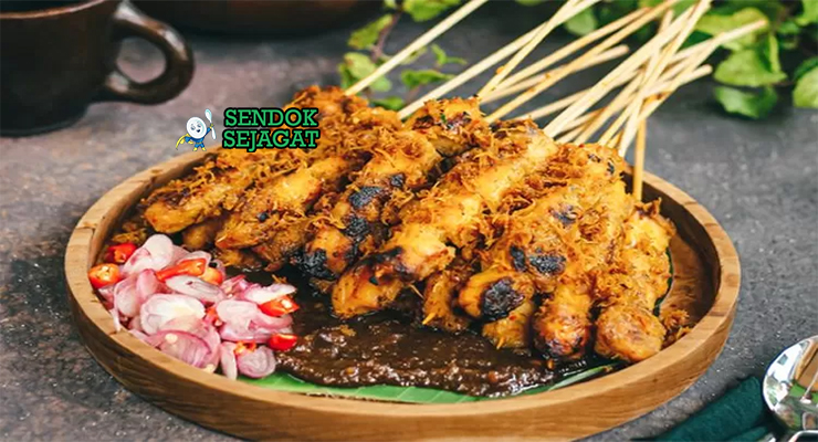 Sate Klopo Surabaya dengan taburan kelapa goreng dan sambal kacang