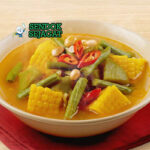 Sayur Asem Jawa dengan kacang panjang, jagung, dan nasi