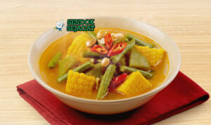 Sayur Asem Jawa dengan kacang panjang, jagung, dan nasi