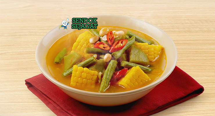 Sayur Asem Jawa dengan kacang panjang, jagung, dan nasi