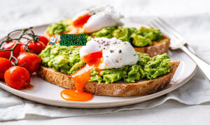 Australian Smashed Avocado Toast dengan telur rebus dan keju feta