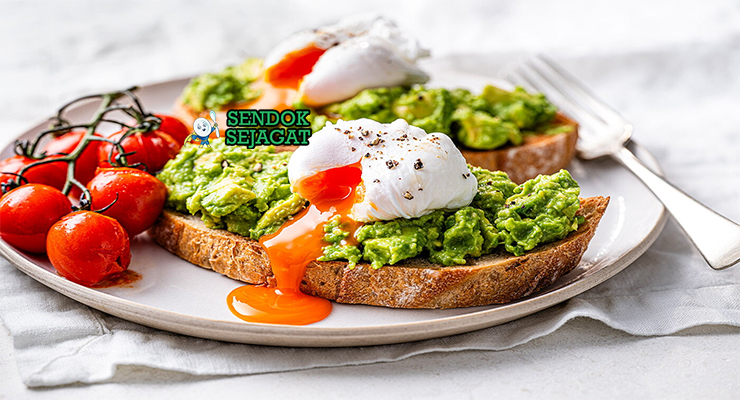 Australian Smashed Avocado Toast dengan telur rebus dan keju feta