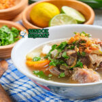 Sop Buntut Jawa dengan kuah bening, wortel, dan daun bawang