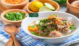 Sop Buntut Jawa dengan kuah bening, wortel, dan daun bawang