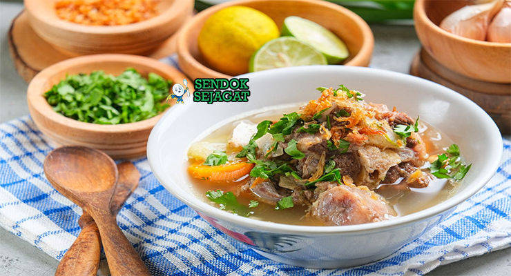 Sop Buntut Jawa dengan kuah bening, wortel, dan daun bawang