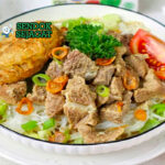 Sop Saudara Makassar dengan daging sapi, perkedel, dan bihun