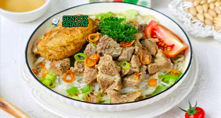 Sop Saudara Makassar dengan daging sapi, perkedel, dan bihun