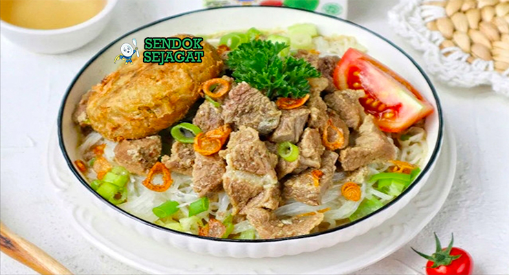 Sop Saudara Makassar dengan daging sapi, perkedel, dan bihun