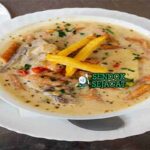 Sopa de Mani Bolivia dengan kentang goreng dan peterseli