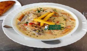 Sopa de Mani Bolivia dengan kentang goreng dan peterseli