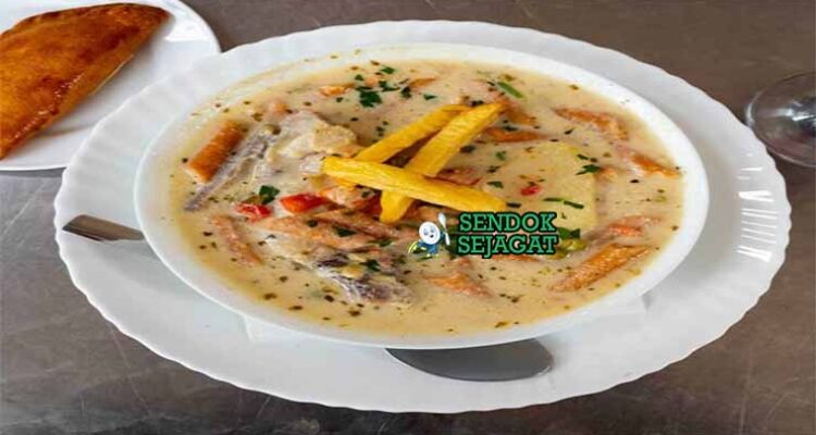 Sopa de Mani Bolivia dengan kentang goreng dan peterseli