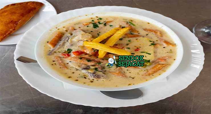 Sopa de Mani Bolivia dengan kentang goreng dan peterseli