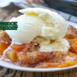 Southern Peach Cobbler dengan persik manis dan es krim vanila