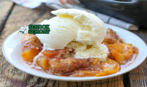 Southern Peach Cobbler dengan persik manis dan es krim vanila
