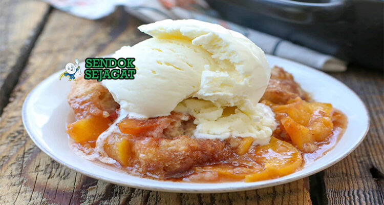 Southern Peach Cobbler dengan persik manis dan es krim vanila