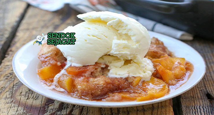 Southern Peach Cobbler dengan persik manis dan es krim vanila