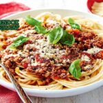 Spaghetti Bolognese Italia dengan saus ragù dan keju Parmesan
