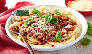 Spaghetti Bolognese Italia dengan saus ragù dan keju Parmesan