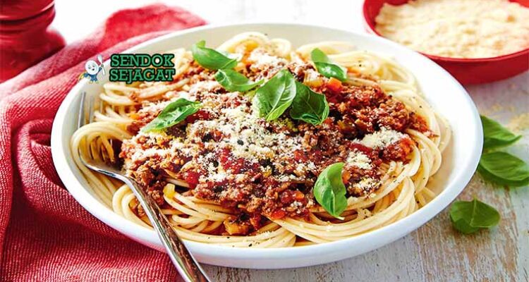 Spaghetti Bolognese Italia dengan saus ragù dan keju Parmesan