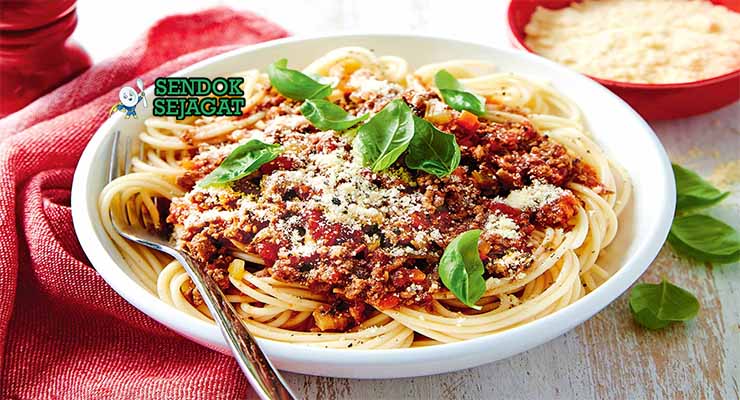 Spaghetti Bolognese Italia dengan saus ragù dan keju Parmesan