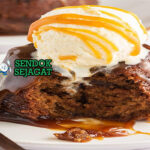 Australian Sticky Date Pudding dengan saus karamel dan es krim vanila