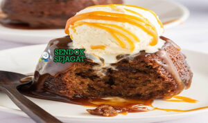 Australian Sticky Date Pudding dengan saus karamel dan es krim vanila