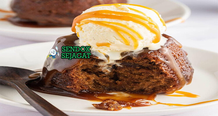Australian Sticky Date Pudding dengan saus karamel dan es krim vanila