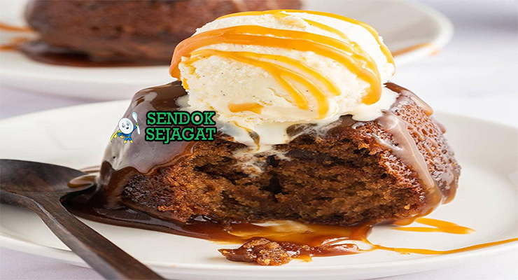 Australian Sticky Date Pudding dengan saus karamel dan es krim vanila