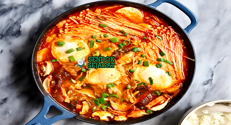 Korean Sundubu Jjigae dengan tahu, seafood, dan telur