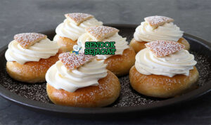 Swedish Semla dengan krim kocok dan gula bubuk
