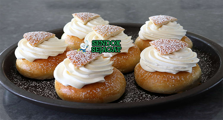 Swedish Semla dengan krim kocok dan gula bubuk