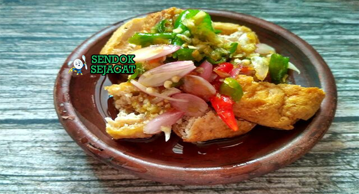 Tahu Gejrot dengan kuah pedas asam manis dan garnish daun bawang