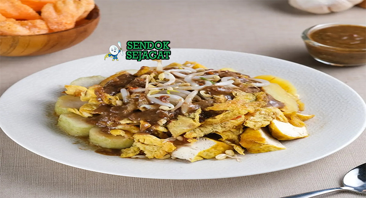 Tahu Tek Surabaya dengan saus kacang dan kerupuk