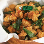 Taiwanese Popcorn Chicken dengan taburan lada garam di piring