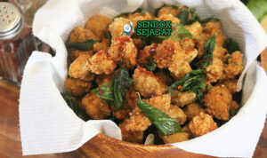 Taiwanese Popcorn Chicken dengan taburan lada garam di piring