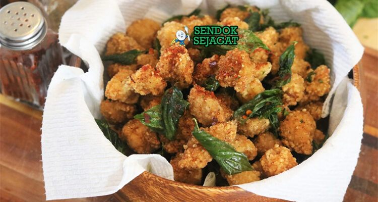 Taiwanese Popcorn Chicken dengan taburan lada garam di piring