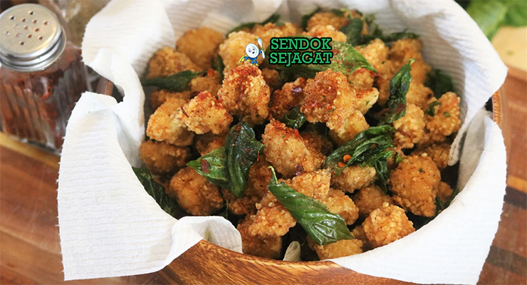 Taiwanese Popcorn Chicken dengan taburan lada garam di piring