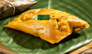 Colombian Tamal Tolimense dengan adonan jagung dan isian daging