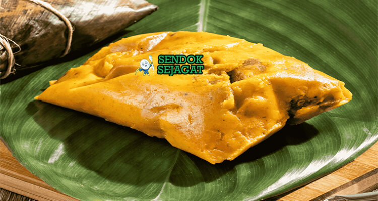 Colombian Tamal Tolimense dengan adonan jagung dan isian daging