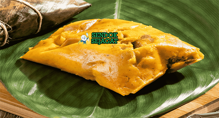 Colombian Tamal Tolimense dengan adonan jagung dan isian daging