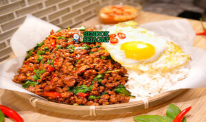Thai Basil Pork Thailand dengan nasi dan telur mata sapi