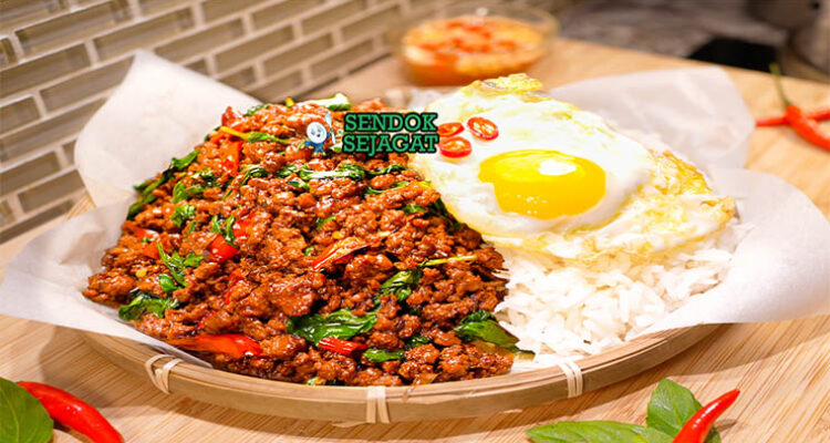 Thai Basil Pork Thailand dengan nasi dan telur mata sapi