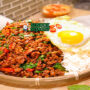 Thai Basil Pork Thailand dengan nasi dan telur mata sapi