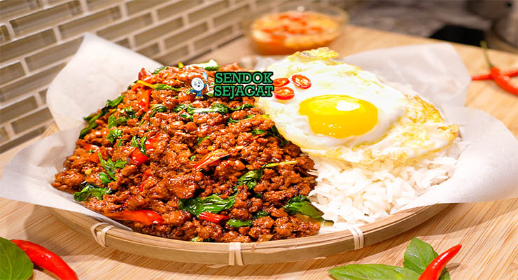 Thai Basil Pork Thailand dengan nasi dan telur mata sapi