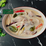 Thai Tom Kha Gai dengan ayam, santan, dan jamur