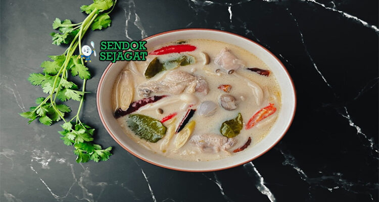 Thai Tom Kha Gai dengan ayam, santan, dan jamur